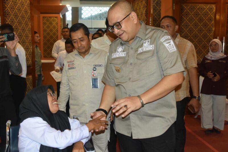 Penjabat (Pj) Wali Kota Padang, Andree Algamar meninjau pelaksanaan Seleksi PPPK 2024 di Universitas Bung Hatta, pada Sabtu (14/12/2024). (Foto: Prokopim Padang)