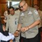 Penjabat (Pj) Wali Kota Padang, Andree Algamar meninjau pelaksanaan Seleksi PPPK 2024 di Universitas Bung Hatta, pada Sabtu (14/12/2024). (Foto: Prokopim Padang)