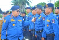 Pj Wali Kota Padang Andree Algamar mengecek kesiapan personel saat apel gabungan kesiapsiagaan Nataru di Lapangan Satpol PP, Selasa (10/12/2024). (Foto: Prokopim Padang)