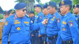 Pj Wali Kota Padang Andree Algamar mengecek kesiapan personel saat apel gabungan kesiapsiagaan Nataru di Lapangan Satpol PP, Selasa (10/12/2024). (Foto: Prokopim Padang)