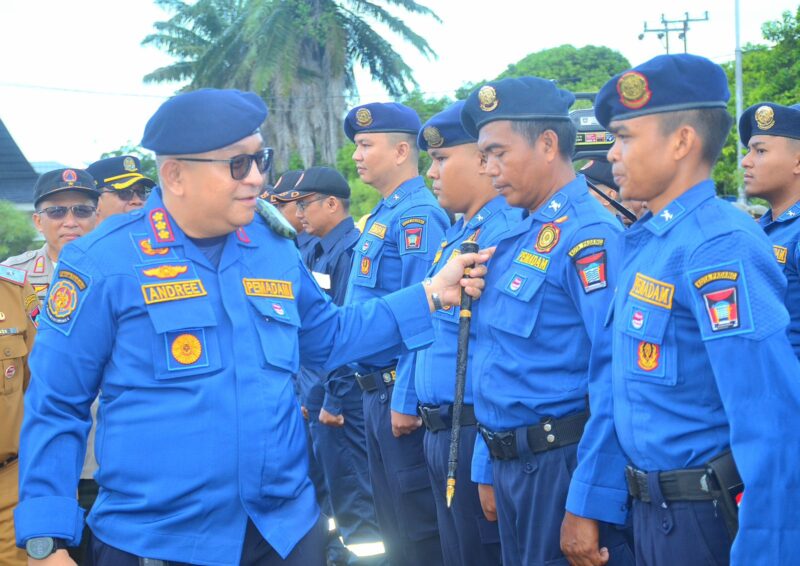 Pj Wali Kota Padang Andree Algamar mengecek kesiapan personel saat apel gabungan kesiapsiagaan Nataru di Lapangan Satpol PP, Selasa (10/12/2024). (Foto: Prokopim Padang)