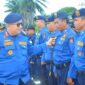 Pj Wali Kota Padang Andree Algamar mengecek kesiapan personel saat apel gabungan kesiapsiagaan Nataru di Lapangan Satpol PP, Selasa (10/12/2024). (Foto: Prokopim Padang)