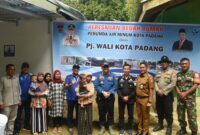 Pj Wali Kota Padang Andree Algamar didampingi Dirut Perumda AM Kota Padang Hendra Pebrizal meresmikan bedah rumah milik Gustina, di Jalan Lori, Kelurahan Lubuk Minturun, Kecamatan Koto Tangah, Selasa (10/12/2024). (Foto: Prokopim Padang)