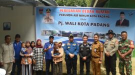 Pj Wali Kota Padang Andree Algamar didampingi Dirut Perumda AM Kota Padang Hendra Pebrizal meresmikan bedah rumah milik Gustina, di Jalan Lori, Kelurahan Lubuk Minturun, Kecamatan Koto Tangah, Selasa (10/12/2024). (Foto: Prokopim Padang)