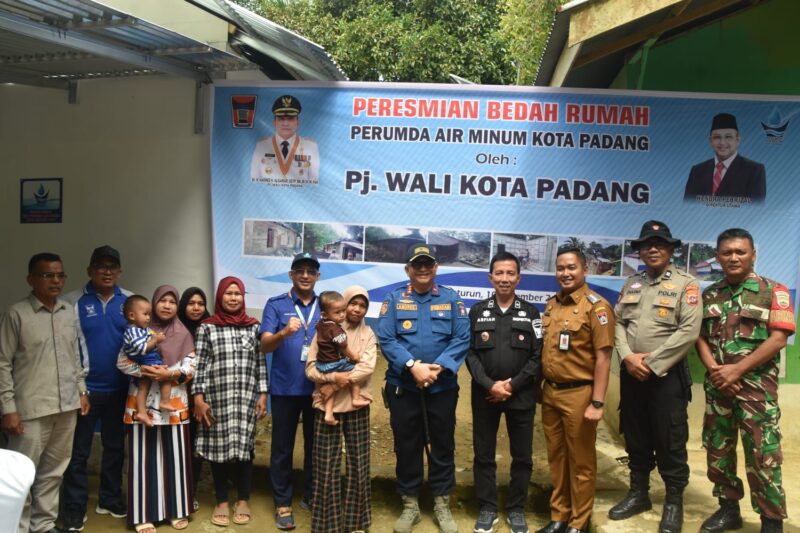Pj Wali Kota Padang Andree Algamar didampingi Dirut Perumda AM Kota Padang Hendra Pebrizal meresmikan bedah rumah milik Gustina, di Jalan Lori, Kelurahan Lubuk Minturun, Kecamatan Koto Tangah, Selasa (10/12/2024). (Foto: Prokopim Padang)