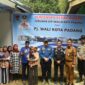 Pj Wali Kota Padang Andree Algamar didampingi Dirut Perumda AM Kota Padang Hendra Pebrizal meresmikan bedah rumah milik Gustina, di Jalan Lori, Kelurahan Lubuk Minturun, Kecamatan Koto Tangah, Selasa (10/12/2024). (Foto: Prokopim Padang)