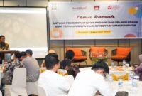 Pj Sekdako Padang Yosefriawan menyampaikan sambutan saat temu ramah bersama pelaku usaha di Santika Premiere Hotel, Jumat (13/12/2024). (Foto: Prokopim Padang)