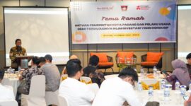 Pj Sekdako Padang Yosefriawan menyampaikan sambutan saat temu ramah bersama pelaku usaha di Santika Premiere Hotel, Jumat (13/12/2024). (Foto: Prokopim Padang)