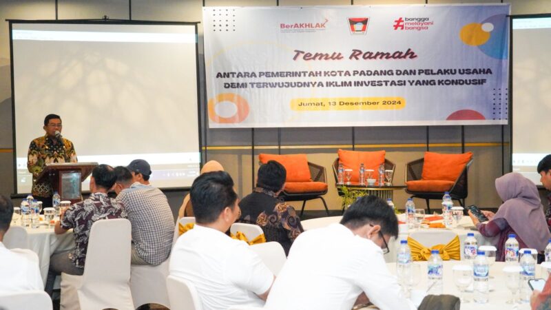 Pj Sekdako Padang Yosefriawan menyampaikan sambutan saat temu ramah bersama pelaku usaha di Santika Premiere Hotel, Jumat (13/12/2024). (Foto: Prokopim Padang)