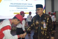Pj Wali Kota Padang, Andree Algamar melepas rombongan peserta study tour Paskibraka Kota Padang di Gedung Youth Center Padang pada Jumat (13/12/2024). (Foto: Prokopim Padang)