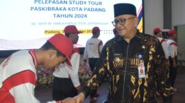 Pj Wali Kota Padang, Andree Algamar melepas rombongan peserta study tour Paskibraka Kota Padang di Gedung Youth Center Padang pada Jumat (13/12/2024). (Foto: Prokopim Padang)
