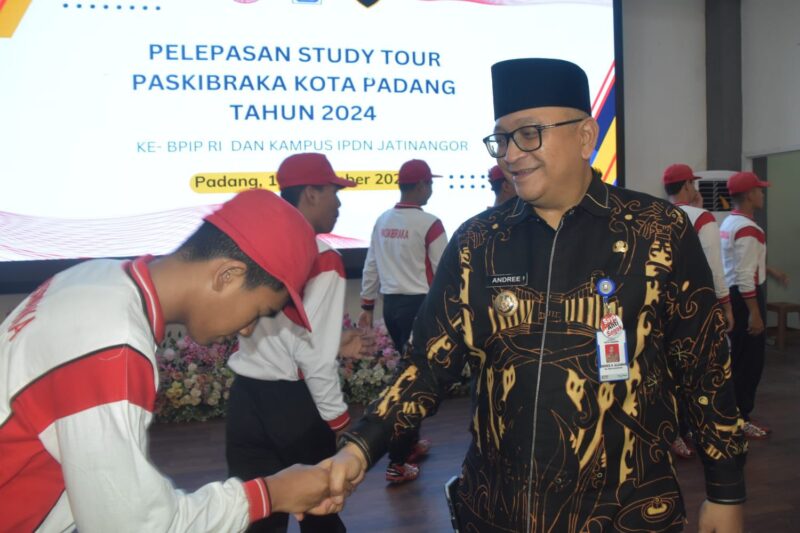 Pj Wali Kota Padang, Andree Algamar melepas rombongan peserta study tour Paskibraka Kota Padang di Gedung Youth Center Padang pada Jumat (13/12/2024). (Foto: Prokopim Padang)