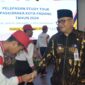 Pj Wali Kota Padang, Andree Algamar melepas rombongan peserta study tour Paskibraka Kota Padang di Gedung Youth Center Padang pada Jumat (13/12/2024). (Foto: Prokopim Padang)