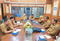 Asisten III Setdako Padang Corri Saidan memimpin rapat terkait peresmian museum dan galeri arsip statis Kota Padang di Ruang BPKAD, Balaikota lama, Senin (2/12/2024). (Foto: Diskominfo Padang)