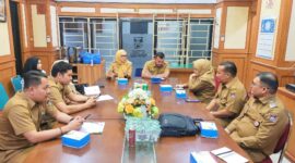 Asisten III Setdako Padang Corri Saidan memimpin rapat terkait peresmian museum dan galeri arsip statis Kota Padang di Ruang BPKAD, Balaikota lama, Senin (2/12/2024). (Foto: Diskominfo Padang)