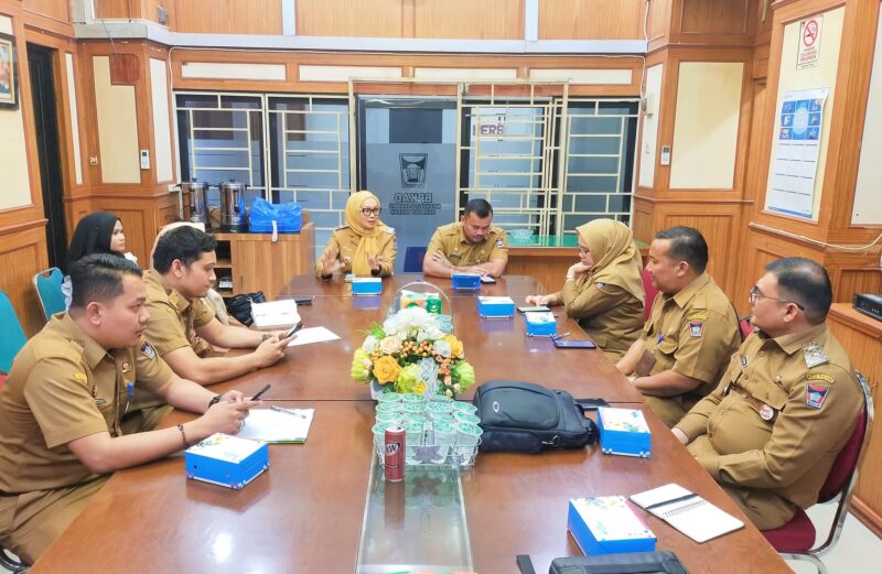 Asisten III Setdako Padang Corri Saidan memimpin rapat terkait peresmian museum dan galeri arsip statis Kota Padang di Ruang BPKAD, Balaikota lama, Senin (2/12/2024). (Foto: Diskominfo Padang)