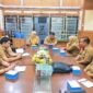 Asisten III Setdako Padang Corri Saidan memimpin rapat terkait peresmian museum dan galeri arsip statis Kota Padang di Ruang BPKAD, Balaikota lama, Senin (2/12/2024). (Foto: Diskominfo Padang)