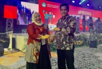 Guru SMK SMAK Padang Mery Adila meraih apresiasi sebagai Guru SMK Inovatif di puncak perayaan Hari Guru Nasional 2024 di Jakarta, Sabtu (30/11/2024). (Foto: Ist)