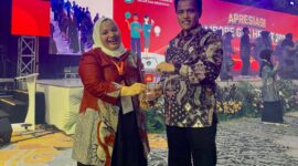 Guru SMK SMAK Padang Mery Adila meraih apresiasi sebagai Guru SMK Inovatif di puncak perayaan Hari Guru Nasional 2024 di Jakarta, Sabtu (30/11/2024). (Foto: Ist)