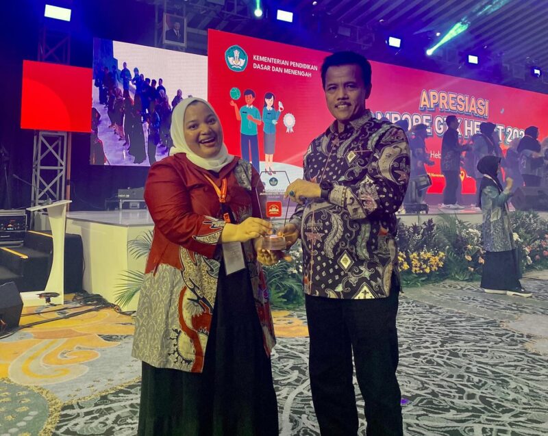 Guru SMK SMAK Padang Mery Adila meraih apresiasi sebagai Guru SMK Inovatif di puncak perayaan Hari Guru Nasional 2024 di Jakarta, Sabtu (30/11/2024). (Foto: Ist)