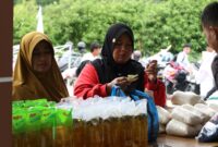 Suasana pasar murah di kawasan Sport Center, Senin (2/12/2024). (Foto: Diskominfo Padang Panjang)