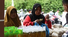 Suasana pasar murah di kawasan Sport Center, Senin (2/12/2024). (Foto: Diskominfo Padang Panjang)