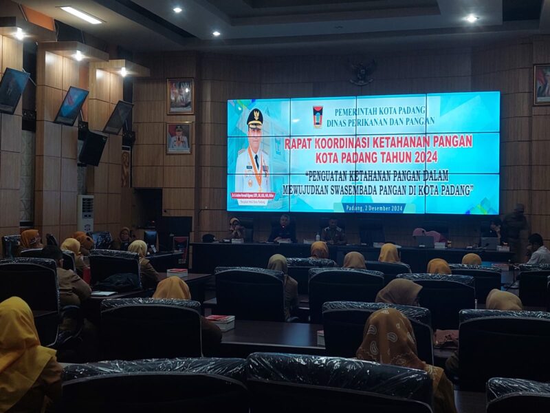 Rakor Ketahanan Pangan Kota Padang 2024 di Ruang Abu Bakar Jaar, Senin (2/12/2024). (Foto: Diskominfo Padang)