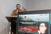 Kepala Diskominfo Padang Boby Firman saat memberikan materi pada Bimtek Jurnalistik dan Sosial Media Management, Senin (2/12/2024). (Foto: Diskominfo Padang)