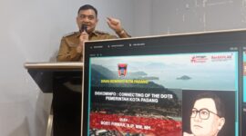Kepala Diskominfo Padang Boby Firman saat memberikan materi pada Bimtek Jurnalistik dan Sosial Media Management, Senin (2/12/2024). (Foto: Diskominfo Padang)