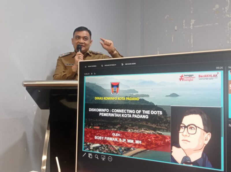 Kepala Diskominfo Padang Boby Firman saat memberikan materi pada Bimtek Jurnalistik dan Sosial Media Management, Senin (2/12/2024). (Foto: Diskominfo Padang)