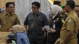 Pj Wali Kota Padang Panjang, Sonny Budaya Putra bersama rombongan meninjau Mal Pelayanan Publik (MPP). (Foto: Diskominfo Padang Panjang)