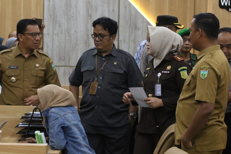 Pj Wali Kota Padang Panjang, Sonny Budaya Putra bersama rombongan meninjau Mal Pelayanan Publik (MPP). (Foto: Diskominfo Padang Panjang)