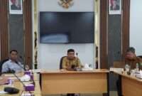 Asisten II Setdako Padang Panjang, Ewasoska didampingi Staf Ahli Bidang Ekonomi, Keuangan dan Pembangunan, Putra Dewangga dan Forkopimda serta OPD terkait mengikuti Rakor Pengendalian Inflasi, Selasa (3/11/2024) secara daring. (Foto: Diskominfo Padang Panjang)