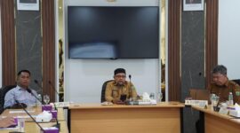 Asisten II Setdako Padang Panjang, Ewasoska didampingi Staf Ahli Bidang Ekonomi, Keuangan dan Pembangunan, Putra Dewangga dan Forkopimda serta OPD terkait mengikuti Rakor Pengendalian Inflasi, Selasa (3/11/2024) secara daring. (Foto: Diskominfo Padang Panjang)