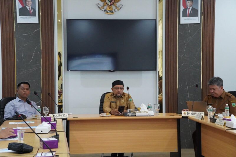 Asisten II Setdako Padang Panjang, Ewasoska didampingi Staf Ahli Bidang Ekonomi, Keuangan dan Pembangunan, Putra Dewangga dan Forkopimda serta OPD terkait mengikuti Rakor Pengendalian Inflasi, Selasa (3/11/2024) secara daring. (Foto: Diskominfo Padang Panjang)