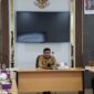 Asisten II Setdako Padang Panjang, Ewasoska didampingi Staf Ahli Bidang Ekonomi, Keuangan dan Pembangunan, Putra Dewangga dan Forkopimda serta OPD terkait mengikuti Rakor Pengendalian Inflasi, Selasa (3/11/2024) secara daring. (Foto: Diskominfo Padang Panjang)
