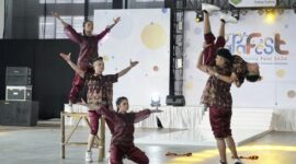 Peserta Lomba Olahraga Senam Kreasi unjuk kebolehan di Gedung Serbaguna Sport Centre, Minggu (8/12/2024). (Foto: Diskominfo Padang)