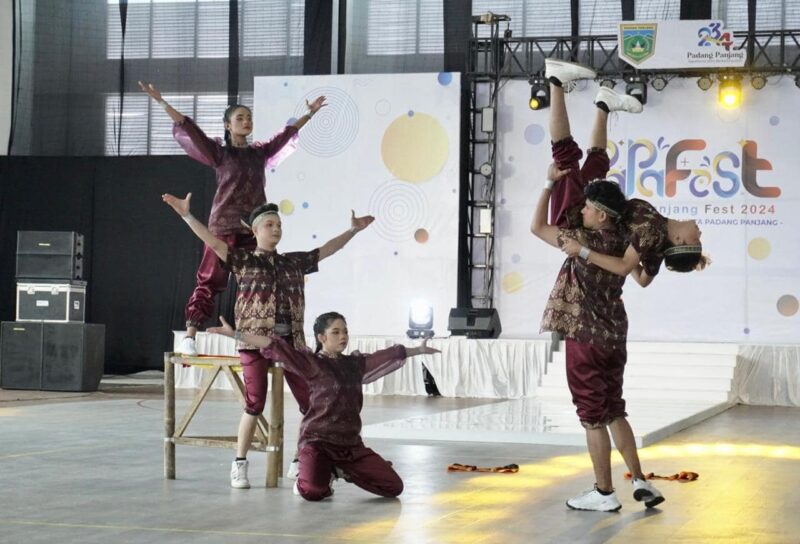 Peserta Lomba Olahraga Senam Kreasi unjuk kebolehan di Gedung Serbaguna Sport Centre, Minggu (8/12/2024). (Foto: Diskominfo Padang)