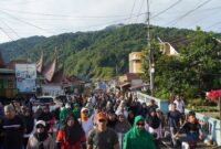 Warga Kota Padang Panjang dan sekitarnya tumpah ruah mengikuti Jalan Sehat dan Senam Bersama, Minggu (8/12/2024). (Foto: Diskominfo Padang Panjang)