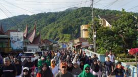 Warga Kota Padang Panjang dan sekitarnya tumpah ruah mengikuti Jalan Sehat dan Senam Bersama, Minggu (8/12/2024). (Foto: Diskominfo Padang Panjang)