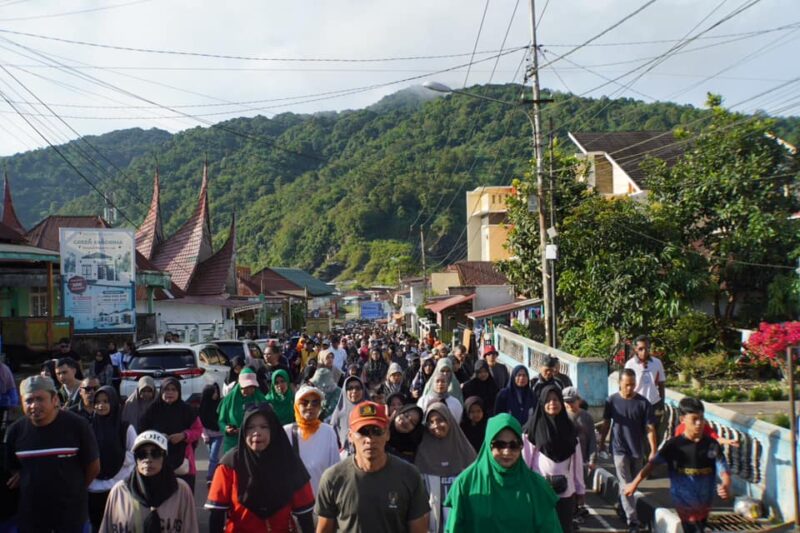 Warga Kota Padang Panjang dan sekitarnya tumpah ruah mengikuti Jalan Sehat dan Senam Bersama, Minggu (8/12/2024). (Foto: Diskominfo Padang Panjang)