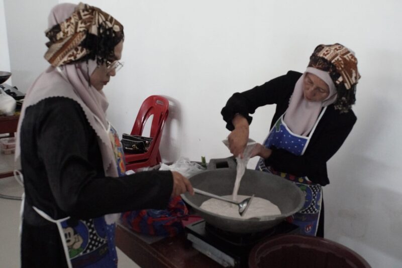 TP-PKK se-Kota Padang Panjang mengikuti Lomba Masak Rendang dan Nasi Kuning, di Gedung Serbaguna Sport Centre, Selasa (10/12/2024). (Foto: Diskominfo Padang Panjang)