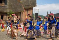 Penampilan tari kolosal menutup rangkaian kegiatan Festival Pesona Minangkabau (FPM) 2024 di Istano Basa Pagaruyung, Minggu (8/12/2024). (Foto: Prokopim Tanah Datar)