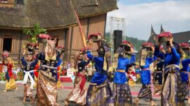 Penampilan tari kolosal menutup rangkaian kegiatan Festival Pesona Minangkabau (FPM) 2024 di Istano Basa Pagaruyung, Minggu (8/12/2024). (Foto: Prokopim Tanah Datar)
