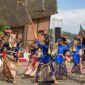 Penampilan tari kolosal menutup rangkaian kegiatan Festival Pesona Minangkabau (FPM) 2024 di Istano Basa Pagaruyung, Minggu (8/12/2024). (Foto: Prokopim Tanah Datar)