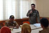 Kabid Linmas Satpol PP Kota Padang, Indra Jaya mensosialisasikan pembentukan Relawan Linmas kepada para lurah yang ada di Kota Padang. (Foto: Humas Satpol PP Padang)