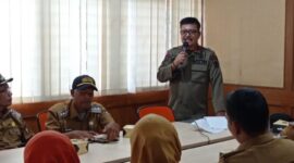 Kabid Linmas Satpol PP Kota Padang, Indra Jaya mensosialisasikan pembentukan Relawan Linmas kepada para lurah yang ada di Kota Padang. (Foto: Humas Satpol PP Padang)