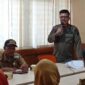 Kabid Linmas Satpol PP Kota Padang, Indra Jaya mensosialisasikan pembentukan Relawan Linmas kepada para lurah yang ada di Kota Padang. (Foto: Humas Satpol PP Padang)