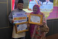 Tenaga Kependidikan SMK SMAK Padang Juliyat Fadli dan guru SMAK Padang Mery Adila mengukir prestasi gemilang di tingkat Sumbar dan nasional. (Foto: SMK SMAK Padang)