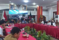 Penjabat (Pj) Wali Kota Padang Andree Algamar dalam rapat High Level Meeting di Gedung Putih Rumah Dinas Wali Kota Padang, Senin (9/12/2024). (Foto: Diskominfo Padang)